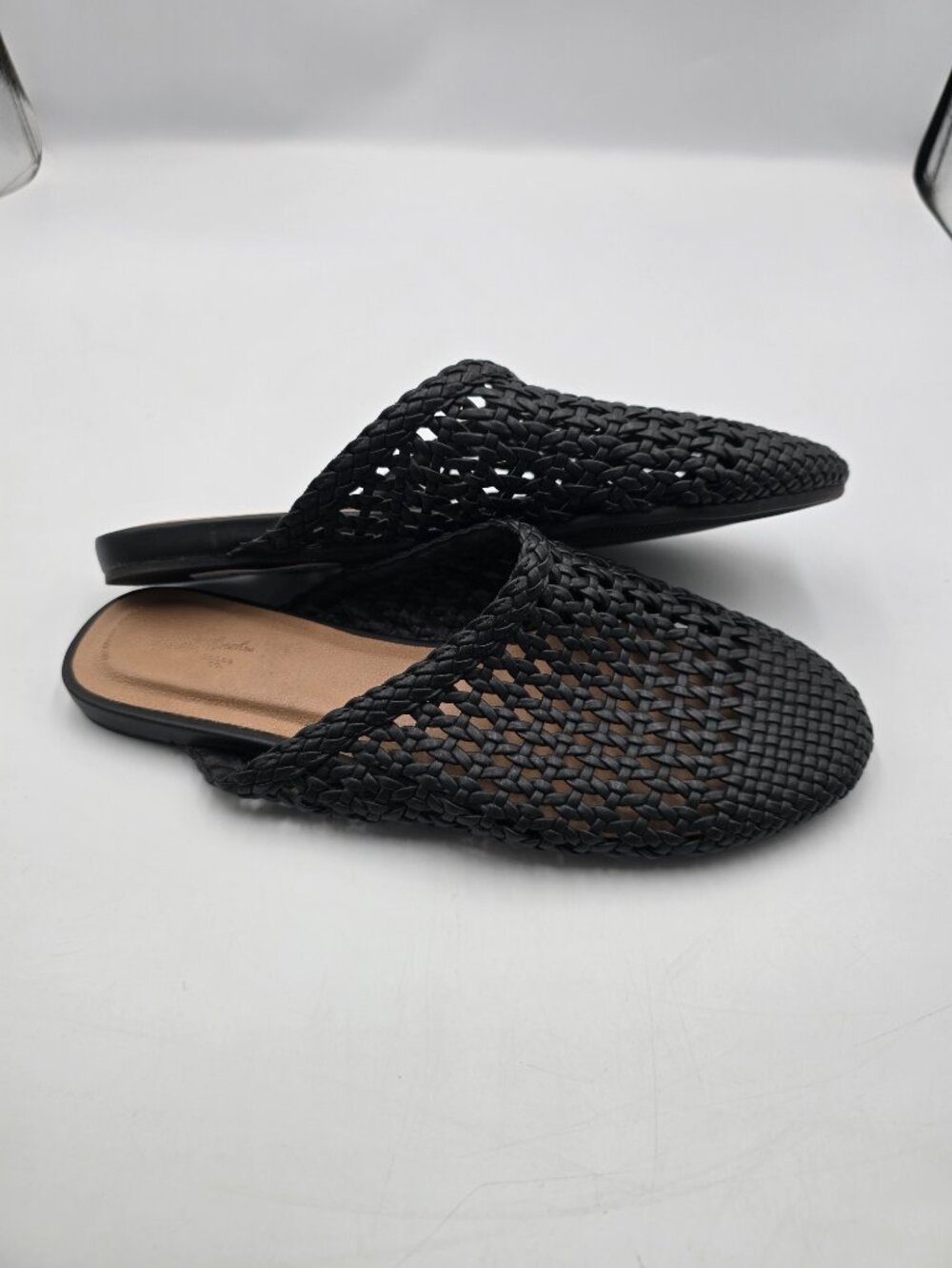 Universal Thread Flats - Picture 2 of 3